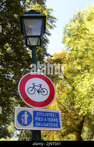 Cyclistes, pied à terre obligatoire. Panneau. Code de la route. Ville d'Avray. Ile-de-France. Francia. Europa. Foto Stock