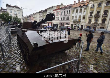 Lviv, Ucraina. 11th ago, 2022. La gente guarda un impianto di artiglieria semovente russa in una mostra di attrezzature russe distrutte a Lviv. Organizzata dal governo ucraino, questa mostra sarà nel centro di Lviv fino alla fine dell'estate. Poi sarà trasferito nei paesi del Nord America. L'idea è quella di esporre i crimini che gli occupanti russi hanno commesso sul territorio ucraino. (Credit Image: © Pavlo Palamarchuk/SOPA Images via ZUMA Press Wire) Foto Stock