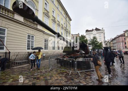 Lviv, Ucraina. 11th ago, 2022. La gente guarda un impianto di artiglieria semovente russa in una mostra di attrezzature russe distrutte a Lviv. Organizzata dal governo ucraino, questa mostra sarà nel centro di Lviv fino alla fine dell'estate. Poi sarà trasferito nei paesi del Nord America. L'idea è quella di esporre i crimini che gli occupanti russi hanno commesso sul territorio ucraino. (Credit Image: © Pavlo Palamarchuk/SOPA Images via ZUMA Press Wire) Foto Stock