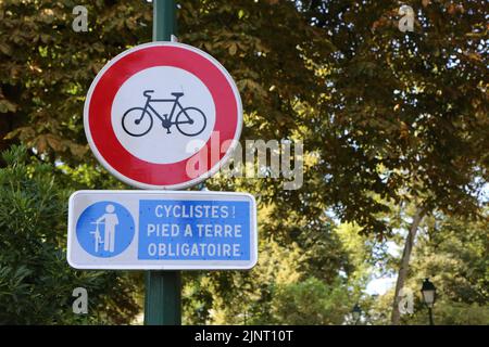 Cyclistes, pied à terre obligatoire. Panneau. Code de la route. Ville d'Avray. Ile-de-France. Francia. Europa. Foto Stock