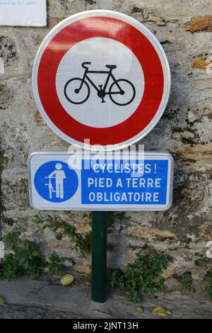 Cyclistes, pied à terre obligatoire. Panneau. Code de la route. Ville d'Avray. Ile-de-France. Francia. Europa. Foto Stock