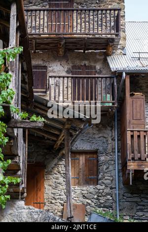 Casa tradizionale a Venosc nelle Alpi francesi. Foto Stock