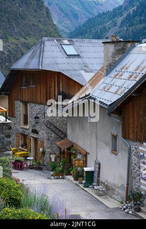 Il pittoresco villaggio Venosc nelle Alpi francesi. Foto Stock