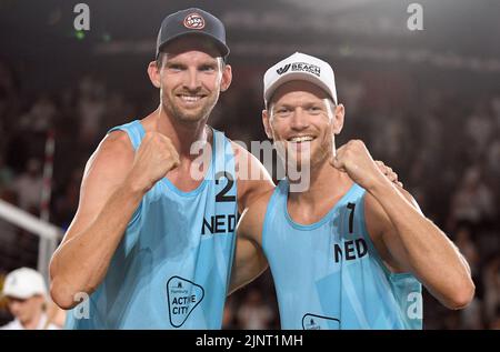 Amburgo, Germania. 13th ago, 2022. Beach Volley, Beach Pro Tour, Stadion am Rothenbaum. Alexander Brouwer (r) e Robert Meeuwsen (entrambi Paesi Bassi) festeggiano la loro vittoria. Credit: Michael Schwartz/dpa/Alamy Live News Foto Stock