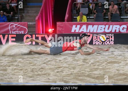 Amburgo, Germania. 13th ago, 2022. Beach Volley, Beach Pro Tour, Stadium am Rothenbaum. Il giocatore tedesco Clemens Wickler in azione. Credit: Michael Schwartz/dpa/Alamy Live News Foto Stock