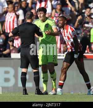 Londra, Inghilterra, 13th agosto 2022. Harry Maguire del Manchester United si appella all'arbitro Stuart Attwell prima di essere mostrato a una vettura gialla durante la partita della Premier League al Brentford Community Stadium, Londra. L'accreditamento dell'immagine dovrebbe leggere: Paul Terry / Sportimage Foto Stock