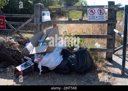 Dorney, Buckinghamshire, Regno Unito. 12th agosto, 2022. La lettiera si è scaricata accanto a un cartello di ribaltamento "no fly" vicino al fiume Jubilee a Dorney. Credit: Maureen McLean/Alamy Live News Foto Stock