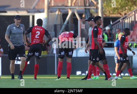 I giocatori di RFC Seraing si trovano sconsolati dopo aver perso una partita di calcio tra RFC Seraing e Sporting Charleroi, sabato 13 agosto 2022 a Seraing, il giorno 4 della prima divisione del campionato belga della 'Jupiler Pro League' del 2022-2023. BELGA PHOTO VIRGINIE LEFOUR Foto Stock