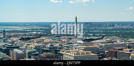 UH-1N gli elicotteri Huey assegnati al primo Elicottero Squadron, Joint base Andrews, Md., volano sopra Washington, D.C. durante l'addestramento, Agosto 9, 2022. La missione di 1 HS è fornire un ponte aereo prioritario per una dirigenza civile e militare di livello nazionale nella regione della capitale nazionale. (STATI UNITI Foto Air Force di Master Sgt. Sacerdote Nicholas) Foto Stock