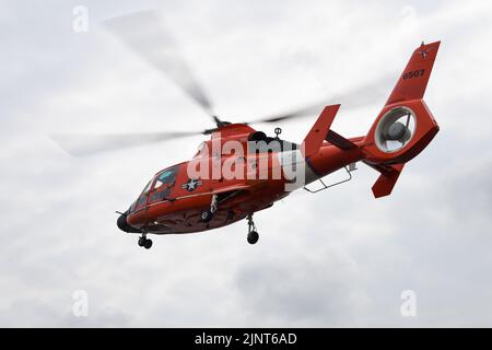 Un elicottero MH-65 Dolphin dalla stazione aerea della Guardia Costiera di Houston si prepara ad atterrare sul ponte di volo dell'USCGC Mohawk (WMEC 913) ad Abidjan, in Cotê d'Avorio, 12 agosto 2022. Mohawk è in fase di implementazione pianificata nell'area operativa delle forze navali statunitensi in Africa, impiegata dalla U.S. Sesta flotta per difendere gli interessi degli Stati Uniti, degli alleati e dei partner. (STATI UNITI Guardia costiera foto di Petty Officer 3rd Classe Jessica Fontenette) Foto Stock