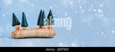 Minimo felice anno nuovo e buon Natale scena con neve e alberi. Per le vacanze di Natale concetto di inverno e riviste, poster, banner, auto di benvenuto Foto Stock
