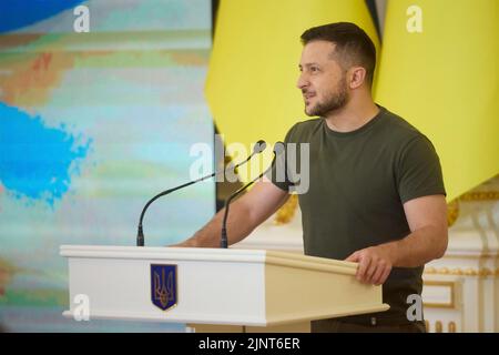 Kiev, Ucraina. 12th ago, 2022. Il presidente ucraino Volodymyr Zelenskyy, esprime le sue osservazioni nel corso di un evento per celebrare i soccorritori dei bambini e gli eroi di guerra in occasione della Giornata Internazionale della Gioventù nella Sala Bianca degli Eroi al Palazzo Mariinskyi, 12 agosto 2022 a Kyiv, Ucraina. Credit: Sarsenov Daniiar/Ukraine Presidency/Alamy Live News Foto Stock