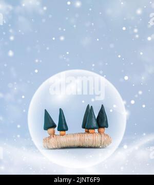 Minimo felice anno nuovo e buon Natale scena con neve, alberi e neve globo. Per le vacanze di Natale concetto di inverno e riviste, poster, banner, Foto Stock