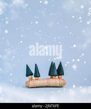 Minimo felice anno nuovo e buon Natale scena con neve e alberi. Per le vacanze di Natale concetto di inverno e riviste, poster, banner, auto di benvenuto Foto Stock