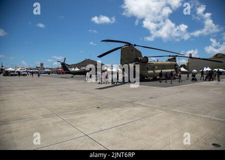 I partecipanti allo spettacolo aereo visitano le esposizioni statiche come parte del 2022° Kaneohe Bay Air Show, Marine Corps Air Station Kaneohe Bay, Marine Corps base Hawaii, 12 agosto 2022. Lo spettacolo aereo è stato ospitato per consentire alla comunità locale, ai membri del servizio e ai residenti di MCBH di interagire durante un evento di livello mondiale. (STATI UNITI Corpo marino foto di Lance CPL. Isaia Hill) Foto Stock