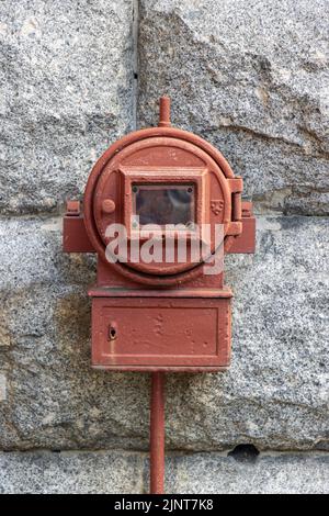 Vecchio allarme antincendio sulla parete esterna Foto Stock