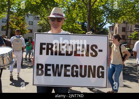 Dimostrazione a Landau, Pfalz: Die dimostrazione richtete sich gegen die geplanten Coronamaßnahmen der Regierung. Ebenfalls gefordert wurden Friedens Foto Stock