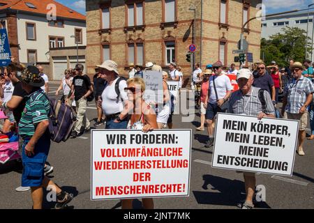 Dimostrazione a Landau, Pfalz: Die dimostrazione richtete sich gegen die geplanten Coronamaßnahmen der Regierung. Ebenfalls gefordert wurden Friedens Foto Stock