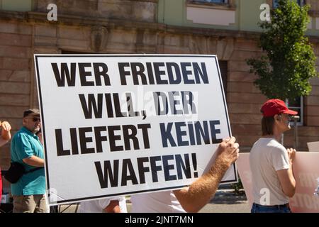 Dimostrazione a Landau, Pfalz: Die dimostrazione richtete sich gegen die geplanten Coronamaßnahmen der Regierung. Ebenfalls gefordert wurden Friedens Foto Stock