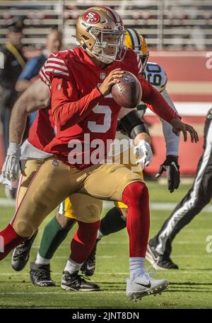 Santa Clara, California, Stati Uniti. 12th ago, 2022. Trey Lance (5) del quartback di San Francisco 49ers venerdì 12 agosto 2022, al Levis Stadium di Santa Clara, California. Il 49ers ha sconfitto i Packers 28-21 in una partita preliminare. (Credit Image: © al Golub/ZUMA Press Wire) Foto Stock