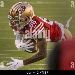 Santa Clara, California, Stati Uniti. 12th ago, 2022. Il ricevitore largo 49ers di San Francisco Danny Gray (86) si tiene al ballo per la ricezione venerdì 12 agosto 2022 allo stadio Levis di Santa Clara, California. Il 49ers ha sconfitto i Packers 28-21 in una partita preliminare. (Credit Image: © al Golub/ZUMA Press Wire) Foto Stock