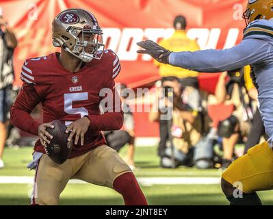 Santa Clara, California, Stati Uniti. 12th ago, 2022. Trey Lance (5), quartback di San Francisco 49ers, sotto pressione venerdì 12 agosto 2022, al Levis Stadium di Santa Clara, California. Il 49ers ha sconfitto i Packers 28-21 in una partita preliminare. (Credit Image: © al Golub/ZUMA Press Wire) Foto Stock