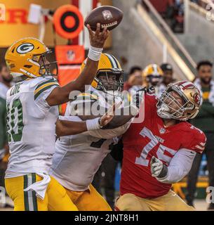 Santa Clara, California, Stati Uniti. 12th ago, 2022. San Francisco 49ers Defensive End Jordan Willis (75) precipita Green Bay Packers quarterback Jordan Love (10) venerdì 12 agosto 2022, al Levis Stadium di Santa Clara, California. Il 49ers ha sconfitto i Packers 28-21 in una partita preliminare. (Credit Image: © al Golub/ZUMA Press Wire) Foto Stock