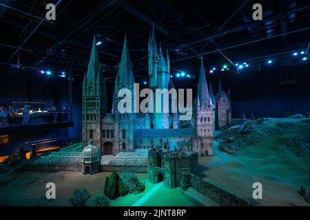 Londra, Regno Unito - 10 giugno 2022: Modello in miniatura del castello di Hogwarts a Warner Bros - Harry Potter - Studio, Londra Foto Stock