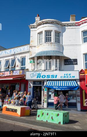 The Rockshop, distributore di gelati Rossi Southend on Sea, Essex. Negozio di rock. Gelateria alla base del ripido Pier Hill. Turismo business in onda di calore Foto Stock