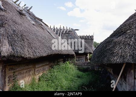 WOLIN, POLONIA - 6 AGOSTO 2022: XXVII Festival degli Slavi e dei Vichinghi, capanne medievali a Wolin Foto Stock