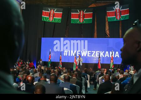 Nairobi, Kenya. 13th ago, 2022. L'ex Vice presidente del Kenya Kalonzo Musyoka (C) si rivolge ai nuovi leader eletti durante l'evento. L'alleanza Azimio la Umoja-One Kenya ha convocato una Conferenza inaugurale per tutti i leader eletti del partito di coalizione sabato 13th 2022 agosto presso il Kenyatta International Convention Centre (KICC). Credit: SOPA Images Limited/Alamy Live News Foto Stock