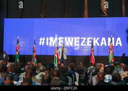 Nairobi, Kenya. 13th ago, 2022. L'ex Vice presidente del Kenya Kalonzo Musyoka (C) si rivolge ai nuovi leader eletti durante l'evento. L'alleanza Azimio la Umoja-One Kenya ha convocato una Conferenza inaugurale per tutti i leader eletti del partito di coalizione sabato 13th 2022 agosto presso il Kenyatta International Convention Centre (KICC). Credit: SOPA Images Limited/Alamy Live News Foto Stock