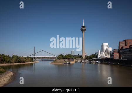 Düsseldorf, NRW, Germania, 13th ago 2022. Le temperature raggiunsero di nuovo i 32-35 gradi per la quarta giornata consecutiva nella capitale della NRW. Il fiume Reno, una delle vie navigabili interne più trafficate del mondo, è stato fortemente colpito dalla siccità che si è protratta e dai bassi livelli d'acqua, causati da un calore prolungato fino a 40 gradi e da una pioggia minima nelle ultime settimane. La corsia di navigazione si è notevolmente ridotta, rallentando il traffico, anche la maggior parte delle navi ha dovuto ridurre considerevolmente il peso del loro trasporto, causando problemi di approvvigionamento e prezzi di spedizione più elevati. Foto Stock