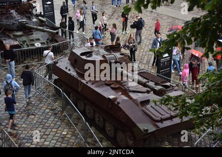 Lviv, Ucraina. 11th ago, 2022. La gente guarda un impianto di artiglieria semovente russa in una mostra di attrezzature russe distrutte a Lviv. Organizzata dal governo ucraino, questa mostra sarà nel centro di Lviv fino alla fine dell'estate. Poi sarà trasferito nei paesi del Nord America. L'idea è quella di esporre i crimini che gli occupanti russi hanno commesso sul territorio ucraino. (Foto di Pavlo Palamarchuk/SOPA Images/Sipa USA) Credit: Sipa USA/Alamy Live News Foto Stock