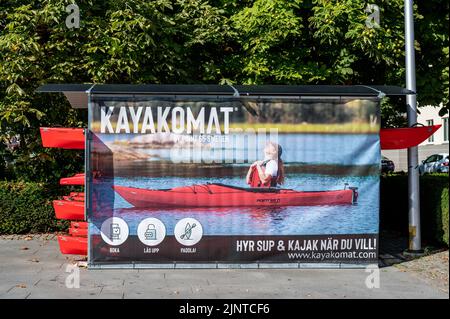 Noleggio di kayak senza equipaggio sul lungomare di Saltangen a Norrkoping. Norrkoping è una storica città industriale costruita lungo il fiume Motala. Foto Stock