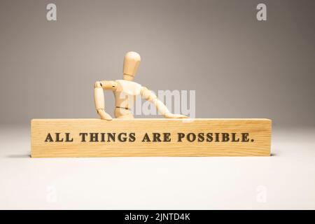 Tutte le cose sono possibili scritte su superficie di legno. Motivazione e sviluppo personale Foto Stock