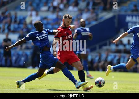 Cardiff, Regno Unito. 13th ago, 2022. Scott Hogan di Birmingham City (r) in azione. Incontro del campionato EFL Skybet, Cardiff City contro Birmingham City al Cardiff City Stadium di Cardiff, Galles, sabato 13th agosto 2022. Questa immagine può essere utilizzata solo per scopi editoriali. Solo per uso editoriale, licenza richiesta per uso commerciale. Nessun utilizzo nelle scommesse, nei giochi o nelle pubblicazioni di un singolo club/campionato/giocatore. pic di Andrew Orchard/Andrew Orchard SPORTS photography/Alamy Live news Credit: Andrew Orchard SPORTS photography/Alamy Live News Foto Stock