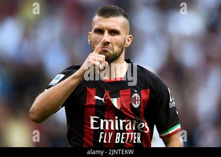 Milano, Italia. 13 agosto 2022. L'ante Rebic dell'AC Milan festeggia dopo aver segnato un gol durante la Serie A una partita di calcio tra AC Milan e Udinese Calcio. Credit: Nicolò campo/Alamy Live News Foto Stock