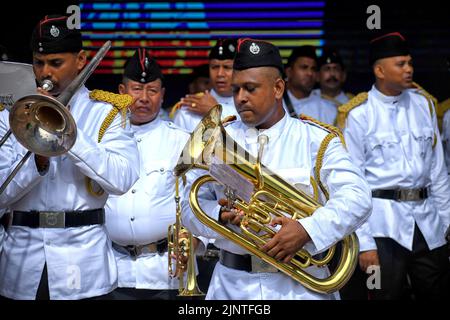 Kolkata, India. 13th ago, 2022. Una banda di polizia ha visto prepararsi durante la prova finale dell'abito . L'India si prepara a celebrare il 75th° giorno dell'Indipendenza il 15th agosto 2022 come parte della celebrazione Azadi Ka Amrit Mahotsav. (Foto di Avishek Das/SOPA Images/Sipa USA) Credit: Sipa USA/Alamy Live News Foto Stock