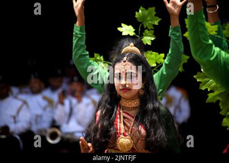 Kolkata, India. 13th ago, 2022. Gli studenti della scuola hanno visto esibirsi durante la prova finale dell'abito del giorno dell'Indipendenza. L'India si prepara a celebrare il 75th° giorno dell'Indipendenza il 15th agosto 2022 come parte della celebrazione Azadi Ka Amrit Mahotsav. (Foto di Avishek Das/SOPA Images/Sipa USA) Credit: Sipa USA/Alamy Live News Foto Stock