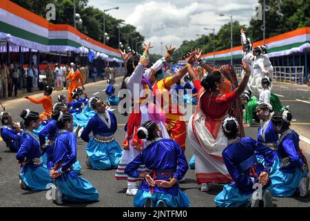 Kolkata, India. 13th ago, 2022. Gli studenti della scuola hanno visto esercitarsi durante la prova finale di vestito di giorno di Indipendenza. L'India si prepara a celebrare il 75th° giorno dell'Indipendenza il 15th agosto 2022 come parte della celebrazione Azadi Ka Amrit Mahotsav. (Foto di Avishek Das/SOPA Images/Sipa USA) Credit: Sipa USA/Alamy Live News Foto Stock