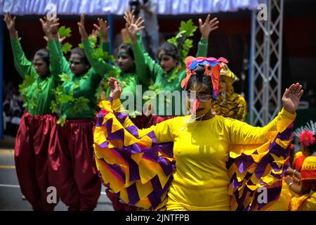 Kolkata, India. 13th ago, 2022. Gli studenti della scuola hanno visto esibirsi durante la prova finale dell'abito del giorno dell'Indipendenza. L'India si prepara a celebrare il 75th° giorno dell'Indipendenza il 15th agosto 2022 come parte della celebrazione Azadi Ka Amrit Mahotsav. (Foto di Avishek Das/SOPA Images/Sipa USA) Credit: Sipa USA/Alamy Live News Foto Stock