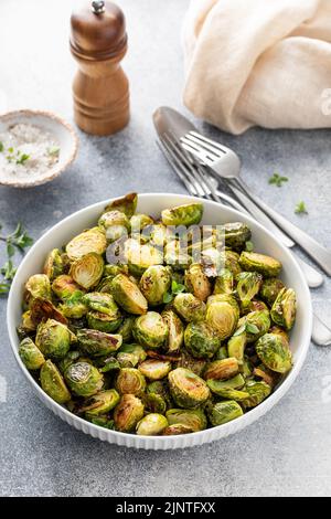 Germogli di brussel croccanti arrostiti o fritti all'aria Foto Stock