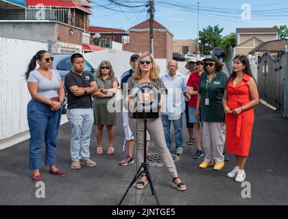 Queens, New York, Stati Uniti. 12th ago, 2022. Ufficio di gestione delle emergenze il primo vice commissario Christian Farrell e i residenti di East Elmhurst hanno tenuto una conferenza stampa sulla preparazione alle tempeste nelle aree ad alto rischio colpite dall'uragano Ida un anno fa. (Credit Image: © Steve Sanchez/Pacific Press via ZUMA Press Wire) Foto Stock