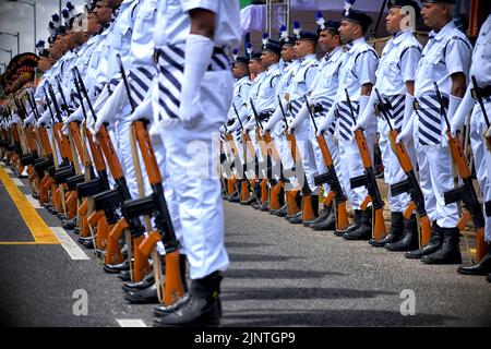 Kolkata, India. 13th ago, 2022. La squadra di uomini della polizia Armed di Kolkata ha visto esercitarsi durante la prova finale di vestito di giorno di Indipendenza. L'India si prepara a celebrare il 75th° giorno dell'Indipendenza il 15th agosto 2022 come parte della celebrazione Azadi Ka Amrit Mahotsav. (Credit Image: © Avishek Das/SOPA Images via ZUMA Press Wire) Foto Stock