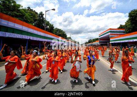 Kolkata, India. 13th ago, 2022. I cantanti popolari hanno visto esercitarsi durante la prova finale di vestito di giorno di Indipendenza. L'India si prepara a celebrare il 75th° giorno dell'Indipendenza il 15th agosto 2022 come parte della celebrazione Azadi Ka Amrit Mahotsav. (Credit Image: © Avishek Das/SOPA Images via ZUMA Press Wire) Foto Stock