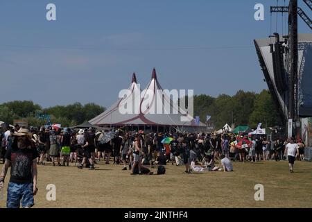 Catton Park, Regno Unito, 13Aug, 2022, folle di tifosi che si godono la musica e l'atmosfera al Bloodstock Open Air Festival nel calore. Credit: Will Tudor/Alamy Live News Foto Stock