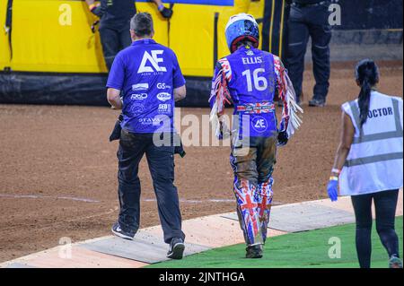 Adam Ellis (16) torna ai box dopo la sua caduta nella sua corsa di apertura, e successivamente si ritirò dalla riunione durante il Gran Premio FIM Speedway di Gran Bretagna al Principato di Cardiff sabato 13th agosto 2022. (Credit: Ian Charles | MI News Credit: MI News & Sport /Alamy Live News Foto Stock