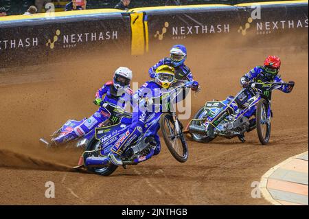 Robert Lambert (505) (giallo) riprende un po' di strada davanti a Jack Holder (25) (Rosso), Leon Madsen (30) (Bianco) e Adam Ellis (16) (Blu) durante il Gran Premio del circuito FIM di Gran Bretagna al Principato di Cardiff sabato 13th agosto 2022. (Credit: Ian Charles | MI News Credit: MI News & Sport /Alamy Live News Foto Stock