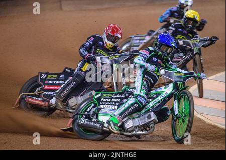 Patryk Dudek (692) (Blu) conduce Maciej Janowski (71) (Rosso) e Tai Woffinden (108) (giallo) durante il Gran Premio del circuito FIM di Gran Bretagna al Principato di Cardiff sabato 13th agosto 2022. (Credit: Ian Charles | MI News Credit: MI News & Sport /Alamy Live News Foto Stock